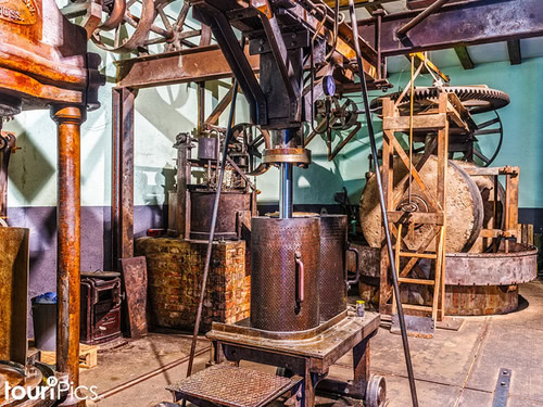 Mühle mit historischen Werkzeugen