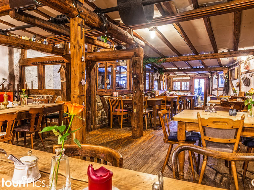 historisch und rustikal eingerichtetes Restaurant in der Wassermühle