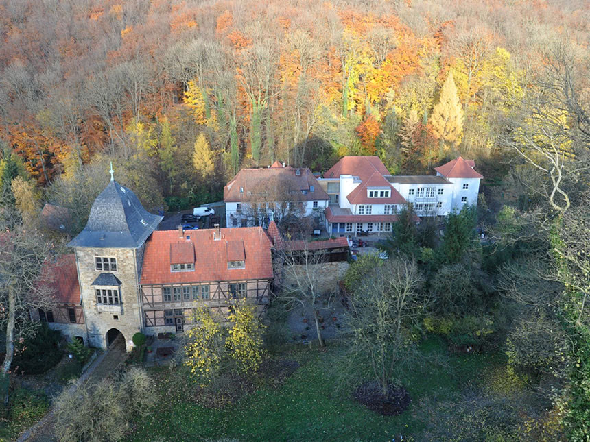 Großes Hotel von Wald umgeben aus der Vogelperspektive