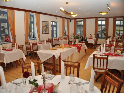 Rustikales Restaurant mit vielen gedeckten Tischen