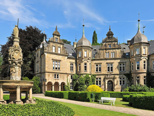 Schloss Bückeburg mit großem Brunnen im Vordergrund