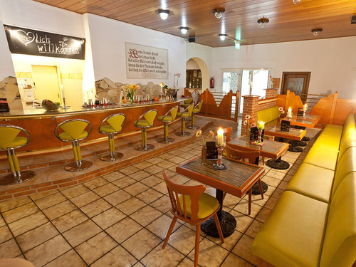 kleine Tischgruppen und Hotelbar