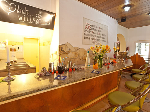 lange Hotelbar mit Barhockern