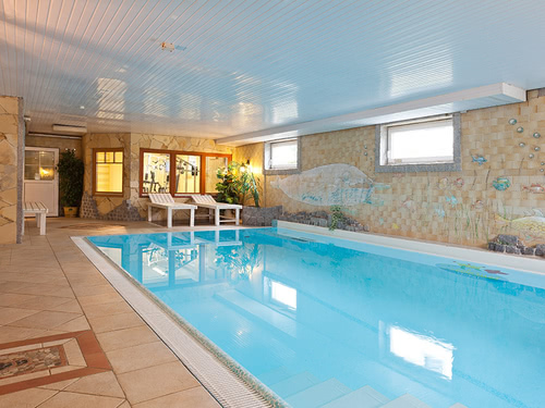 Großer Pool mit bequemen Liegeflächen