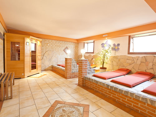 Wellnessbereich mit Sauna und Liegemöglichkeiten