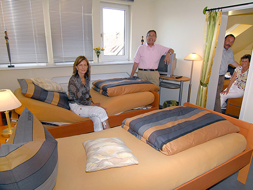 Zimmer mit zwei getrennten Betten, TV und Gästen