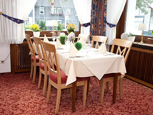 Restaurant mit elegant gedeckten weißen Tischen