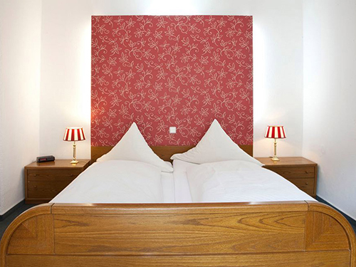Doppelzimmer mit einer schönen Blumenwand, zwei Kommoden und Nachtlampen