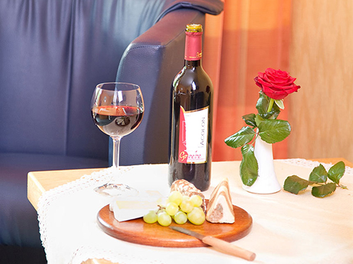 Schön dekorierter kleiner Tisch mit Snacks und Wein