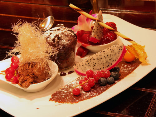Dessert mit Eis, Früchten und Muffin
