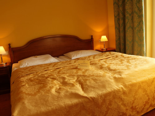 Schlichtes Hotelzimmer mit Doppelbett
