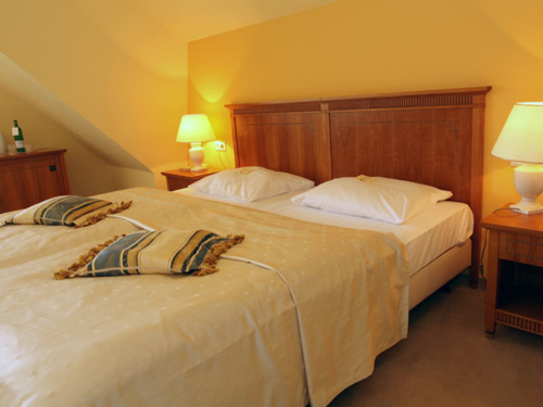 Standardzimmer mit Stehlampen, Beistelltischen und Sideboard