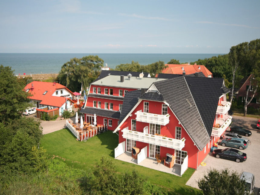 Strandhotel Deichgraf bei Sonnenschein am Meer