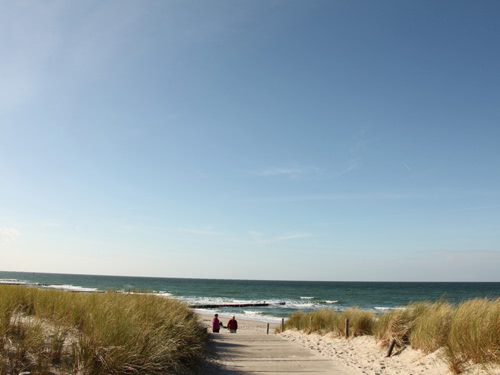 Großer Holzsteg im weißen Sandstrand der Ostsee