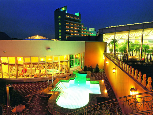 Beleuchteter Aussenpool am Abend