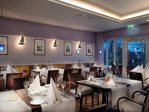 Helles Restaurant mit vielen Sitzmöglichkeiten am Abend