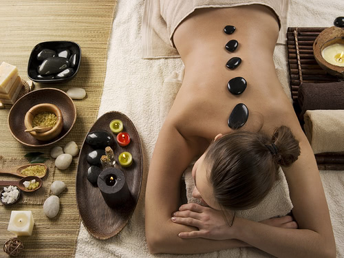 Frau im Wellnessbereich