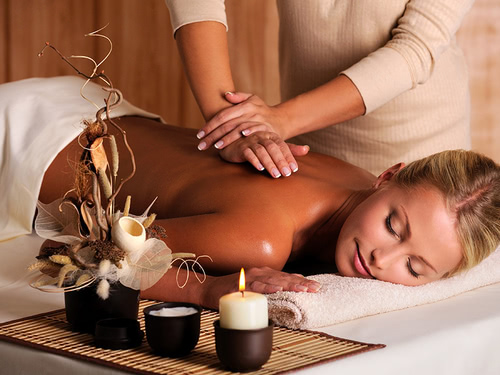 Frau erhält eine Rückenmassage