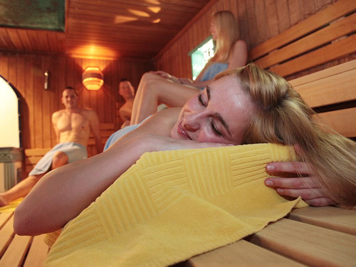 Mehrere Leute in einer Sauna
