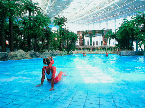 Frau im Pool