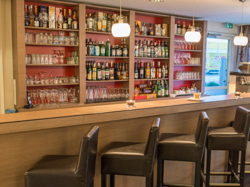 Hotelbar mit verschiedenen Spiritousen in der Schrankwand