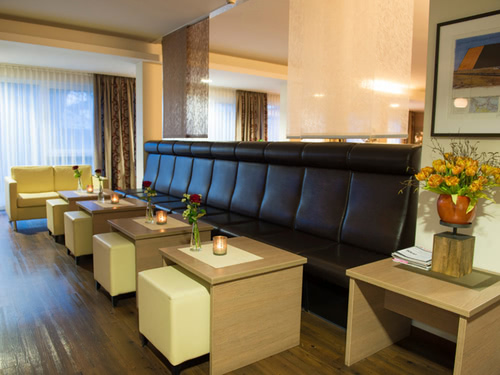 Hotelbar mit verschiedenen Loungemöbeln