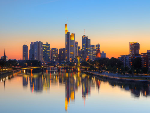Ansicht Frankfurt bei Dämmerung