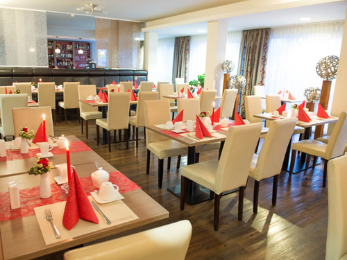 Hotelrestaurant mit eingedeckten Tischen
