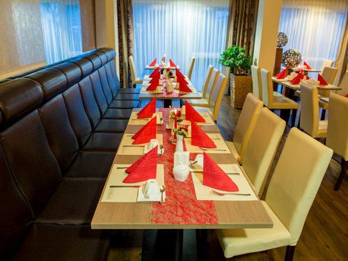 eingedeckte Tische mit roten Servietten