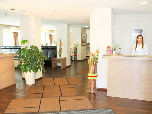 Eingangshalle mit Rezeption und Loungebereich