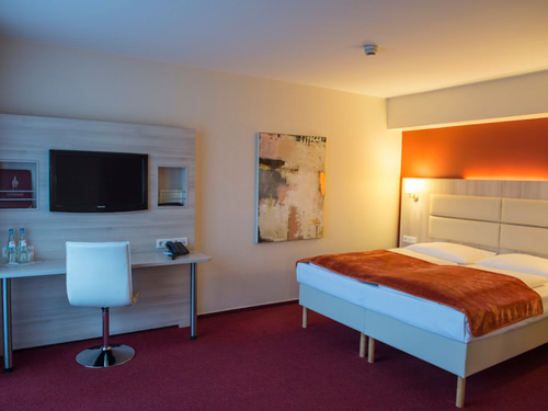 Doppelzimmer Standard mit Doppelbett, Schreibtisch, TV und Stuhl