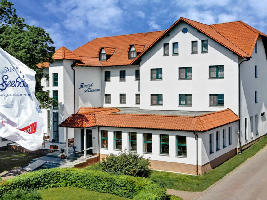 Hotel Plau am See bei blauem Himmel und Sonnenschein
