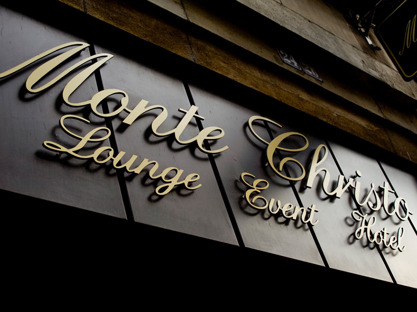 Schriftzug des Hoteleingangs Monte Christo in schwarz und gold