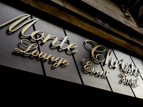 Schriftzug des Hoteleingangs Monte Christo in schwarz und gold