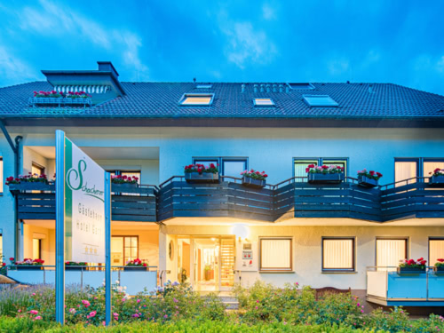Aussenansicht am Abend vom Hotel Schacherer in Mühlheim