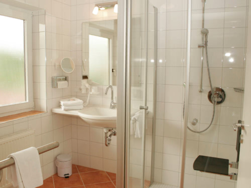 Bad mit Waschtisch, Spiegel, Föhn und Dusche