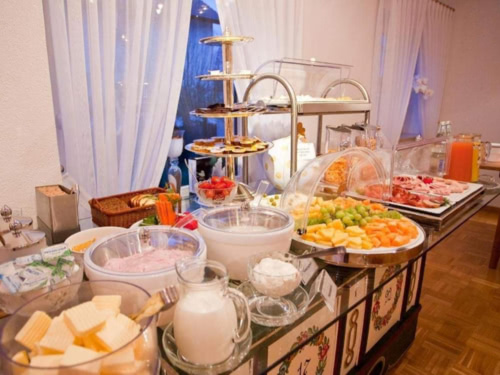 Frühstücksbuffet mit verschiedenen Köstlichkeiten