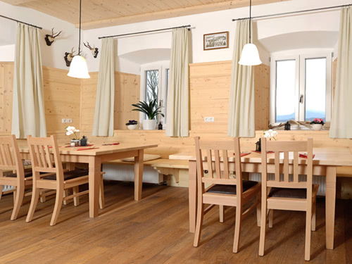 Gemütliche Gaststube mit Holzmöbeln und traditioneller Einrichtung.
