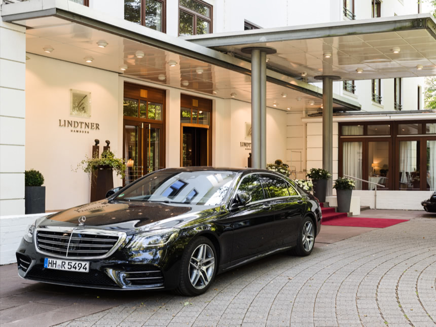 Hoteleingang mit einem Mercedes