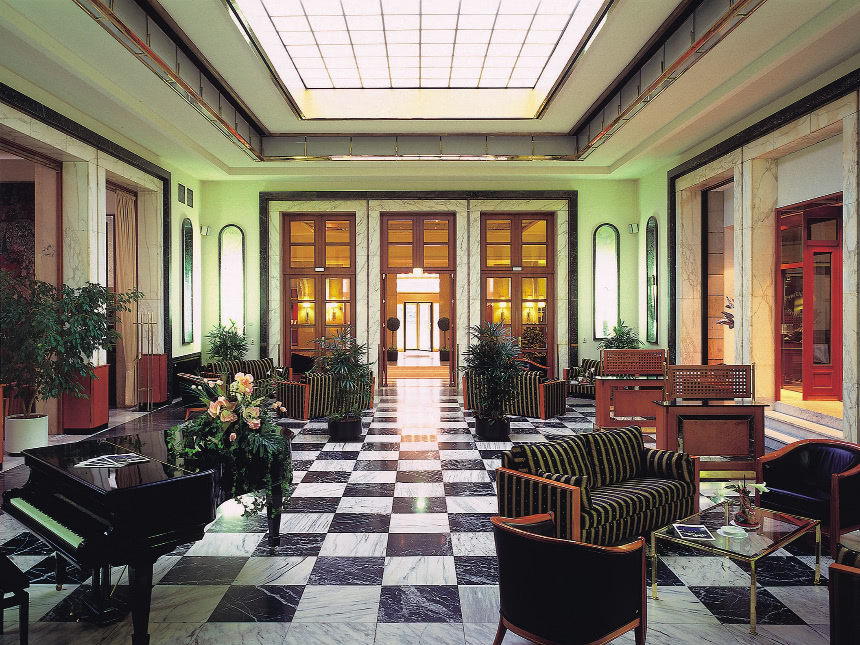 Lobby mit Klavier und verschiedenen Sitzmöbeln