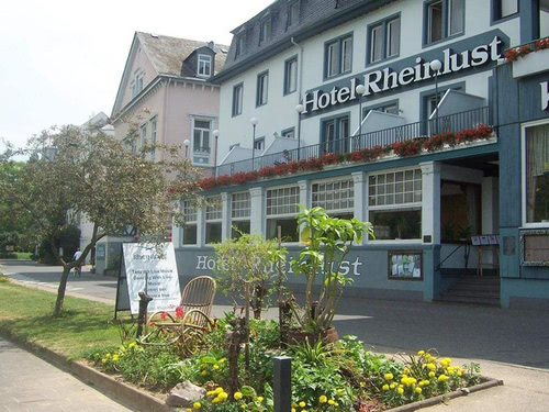 Außenansicht Hotel bei Sonnenschein