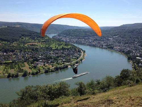 Luftaufnahme von Boppard mit Gleitschirmflieger