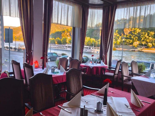 Restaurant mit verschiedenen Sitzmöglichkeiten