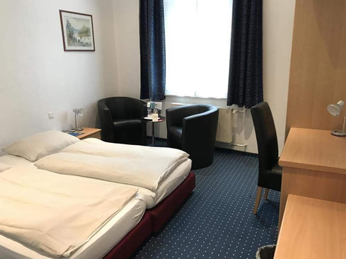 Doppelzimmer mit Schreibtisch und einer Sitzecke