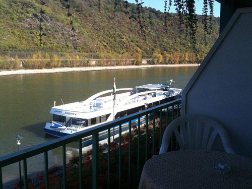 Blick vom Zimmerbalkon auf den Rhein