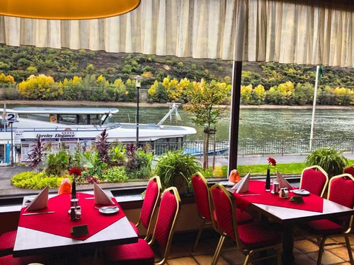 Restaurant mit vielen Sitzmöglichkeiten und großen Fenstern