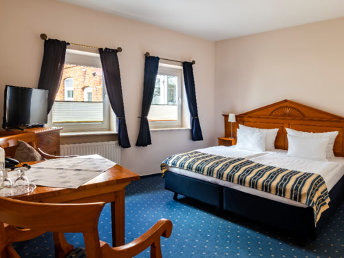 Doppelbett im Standardzimmer im Hotel Ulmenhof in Bredstadt