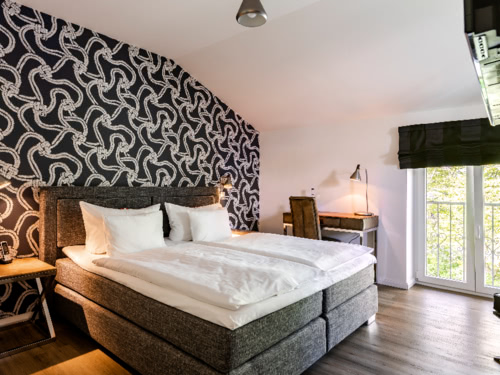 Doppelzimmer mit Balkon im Hotel Ulmenhof in Bredstedt