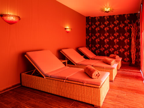 Ruheraum im Badehaus mit drei Relaxliegen