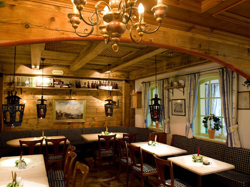 gemütlich eingerichtetes Restaurant mit Holzoptik